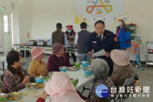 農曆過年前是毒品及詐騙高峰期，蔦松所所長陳群松勤走轄區，於蔦松、瓊埔長青食堂實施防詐騙宣導。（記者陳昭宗拍攝）