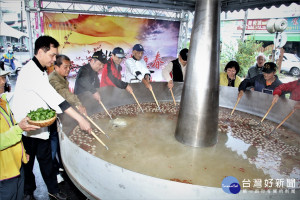 圖說: 2018梅山汗路文化觀光祭登場首日，現場推出超大火鍋烹煮山海平原復古粥，嘉義縣文化觀光局李茂鍾副局長、梅山鄉公所劉宏文鄉長等來賓開鍋，超吸睛。（圖／記者曾一禾）