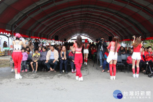 2018梅山汗路文化觀光祭活動第二天，在梅山公園以浪漫又搖滾的音樂組曲與現場民眾同樂。（圖／記者曾一禾）