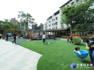 泰山貴子兒童公園設置有符合無障礙條件且可親子共玩的共融遊具。（圖／景觀處提供）