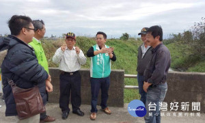 縣議員蔡岳儒會同立委蘇治芬服務處、北港溝皂及番溝里長、縣政水利處勘察，協請將頂寮大排進行疏浚。（記者陳昭宗拍攝）