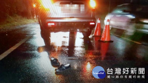 男子在雨天橫越道路，因視線極度不佳，遭一名為了超車的新手駕駛不慎撞上，送醫不治。（記者陳昭宗拍攝）