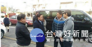 邱議長會同養工處會勘三光路與中央西路人行道工程。

