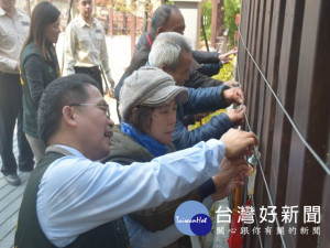 
大甲區七十位獨居長者，免費在文昌宮點光明燈，並在文昌公園內掛上祈福鎖，場面十分溫馨。（記者陳榮昌攝）