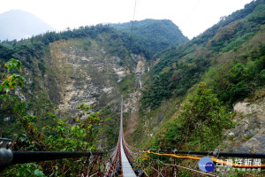 知名景點雙龍瀑布位在南投縣信義鄉雙龍村的雙龍部落，分上下雙瀑，水勢磅礡，信義鄉公所將整合步道與吊橋，打造南投新亮點。