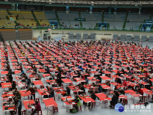 第12屆桃園全國春聯書法比賽1,000餘名來自內外的書法愛好者振筆書寫，現場甚為壯觀。