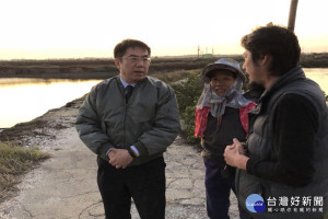 立委黃偉哲(左一)到台南沿海漁塭區關心寒害受害情形。