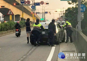 所長陳羿甯見當時車流量大，為了不影響交通，於是請線上巡邏員警前來幫忙將車推至路旁。

