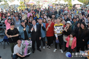 嘉義縣副縣長吳芳銘14日在梅山汗路文化觀光祭活動中介紹嘉義熱門景點並且跟民眾及表演團隊一起炒熱活動氣氛。（圖／曾一禾）