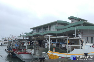 落實漁業資源永續利用，漁港所人員配合行政院海岸巡防署海洋巡防總局實施「護永專案」，嚴加取締違規拖網捕漁船。(圖/記者黃芳祿攝) 