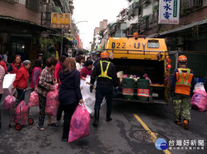 為方便民眾除舊布新，迎接乾淨的農曆新年，15日除夕當天加班收運至傍晚6時，而農曆初四19日起恢復正常收運。（圖／記者黃村杉攝）