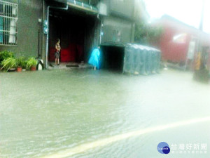 桃園市大園區橫峰里民安路沿線地勢低漥又沒有雨水下水道系統，每逢大雨積水成災。