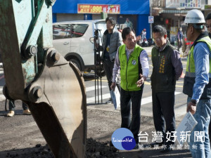 
大甲區光明路面嚴重坑坑洞洞填填補補，十五日上午進行刨舖，市議員吳敏濟邀集相關官員到場會勘，並要求強工程品質，確保行車安全。（記者陳榮昌攝）