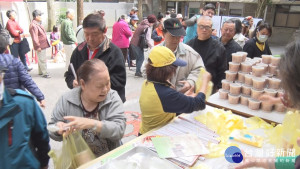 歲末寒冬送暖　龍生里分送臘八粥.加油卡