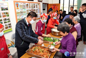 林明溱為共餐老人打菜老人家非常高興。（縣府提供）