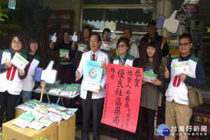 新營博登人安藥局藥師陳立人一家人捐献350個急救包給北台南家扶中心。