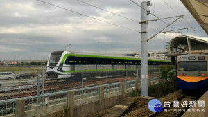 台中捷運綠線近來進行測試，16日首度從起站北屯機場行駛至終點烏日高鐵站，新穎車廂一度被民眾誤以為台鐵新型電聯車，不過「位置好像不一樣」，原來是台中捷運電聯車。（圖／圖／台中市新聞局提供）