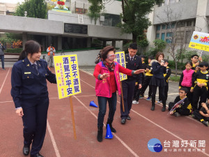 市議員林碧秀戴特殊眼鏡模擬酒駕。林重鎣攝