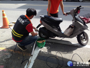 為維護空氣品質，也利於推廣普及電動機車，因此台北市環保局祭出最高補助3.23萬元的優惠措施，以加速轄內中低收入戶淘汰老舊二行程機車。（圖／資料照片）