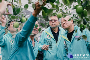 縣府會勘竹崎鄉棗災，縣長參選人張明達關心籲救助