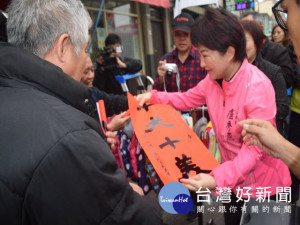 
臺中市長擬參選人盧秀燕十八日抵大甲鎮瀾宮參拜媽祖，在臺中市議會議長副議長海線聯合服務處受到數百名甲安埔里長及民眾熱烈歡迎，步行沿途逐向區民握手喧寒問候，加油打氣聲，令盧秀燕感到十分窩心。（記者陳榮昌攝）

