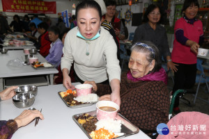 天氣冷颼颼，縣長張花冠為老人食堂送上熱呼呼的溫暖！