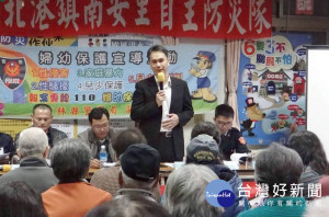 北港派出所與南安里守望相助隊共同舉辦「社區治安會議」，宣示反毒、打詐與掃黑的決心。（記者陳昭宗拍攝）