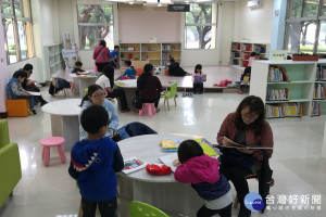 佳里區區長葉誌明稱喻的「森林圖書館」就是佳里圖書館，館內看出就是茂密森林和花草。(圖/記者黃芳祿攝) 