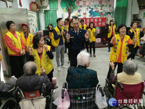 屏東波麗士寒冬送暖　養護中心長者笑顏開