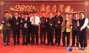 環保局長劉和然表揚50座公廁金質獎得獎單位及11所大專院校。（圖／記者黃村杉攝）