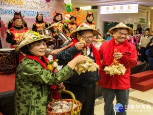 桃園市長鄭文燦在社會局106年參與式預算成果展中，與表演的社區民眾進行互動。