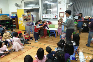 與幼兒園小朋友進行互動。