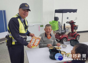 椬梧所所長吳濟華前往口湖鄉梧北村長青食堂，針對銀髮族宣導如何防詐騙。（記者陳昭宗拍攝）