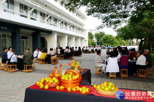 國立台灣工藝研究發展中心–工藝茶道班於日前在該中心鳳凰樹步道舉辦一場「秋風戲茶」成果展，茶藝師以「工藝童玩」展現工藝中心志工的特殊性演譯茶道。