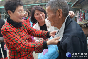 婦聯會台南分會主委洪沈美珠、西港區分會主任李麗琴(左一、二)親自為弱勢長者穿上保暖衣，溫馨之情，令人動容。(圖/記者黃芳祿攝) 