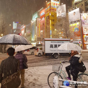 受到「炸彈低壓」影響，日本東京22日罕見降下睽違四年的大雪，市中心積雪厚達23公分，東京頓時成「銀白世界」。日本秋葉原（圖／翻攝自itz.fritz IG）