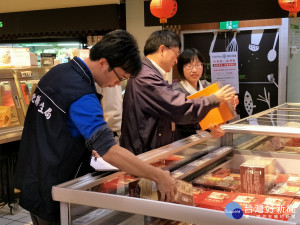 彰化縣衛生局強化大賣場年節食品稽查。圖／記者鄧富珍攝