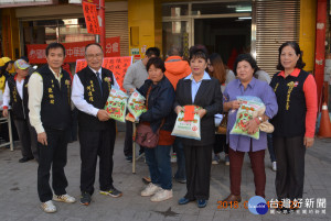 歲末寒冬新港奉天宮發送新春慰問品關懷弱勢，將媽祖慈愛的傳達到每個信徒的心中