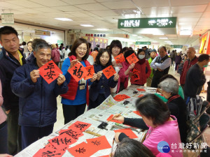 聖保祿醫院日間照護中心連續第十年，舉辦病患書法作品成果展及二手商品義賣，

