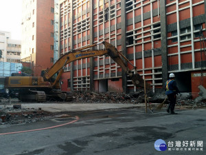 桃園市桃園區原桃園憲兵隊營舍現正進行拆除，預計在農曆年前完成。