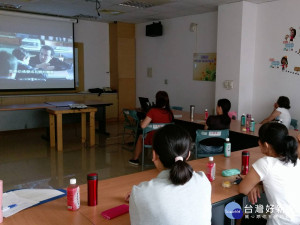 每月最後一週的週五，"相招"到永康就業中心看電影。