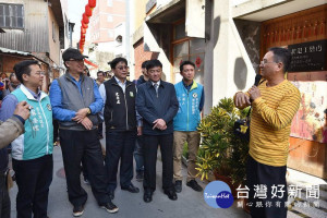 縣議員蔡岳儒及北港鎮長張勝智陪同文資局長施國隆等現勘，盼完整保留文化遺產空間、重現古老宗教老鎮的魅力。（記者陳昭宗拍攝）