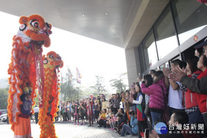 「祥獅獻瑞喜洋洋」，戰鼓舞獅熱鬧報喜，現場還有財神發紅包，歡迎一起在新年歡喜討個喜。