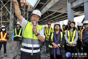 高雄市長陳菊1/26在春安檢查第一天，率勞工局、勞檢處前往｢鐵路地下化高雄車站工程｣進行工地安全突檢。（圖／記潘何沛霖）