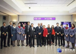 美國加州「安大略國際機場-桃園國際機場」直航班訪問團一行抵台，桃園市長鄭文燦率員親往接機。