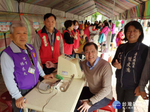 新港愛鄉慈善會在新港文昌國小舉辦年度最重要的活動「寒冬送暖」