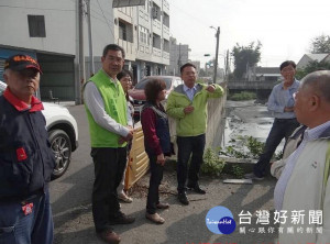 雲林縣議員蔡岳儒及立委蘇治芬秘書許玉明會同經濟部水利署第五河川局、雲林縣政府水利處共同勘察大排。（記者陳昭宗拍攝）