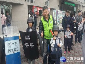 霧峰分局辦的小小警察營，小朋友穿警察衣服。林重鎣攝