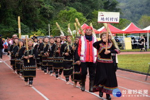 開幕儀式由鄉長史強主持，各村代表隊都身著傳統服飾、呼著口號進場。