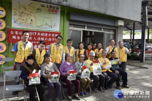 台電明潭發電廠志工關懷永興村獨居弱勢老人公益活動。